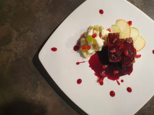 Tagliata con salsa di melagrana e insalata di patate e mele