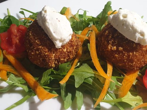 Polpette di pesce su letto di insalata e carote