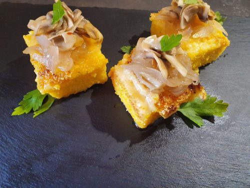 Polenta croccante ai 4 formaggi con marmellata di cipolla e funghi