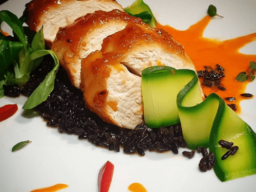 Pollo caramellato con riso venere e salsa di peperoni
