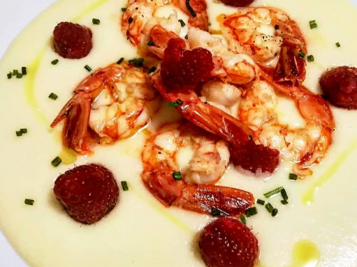 Gamberetti su crema di patate con lamponi