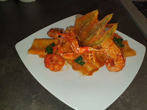 Paccheri di mare con chips fiori di zucca