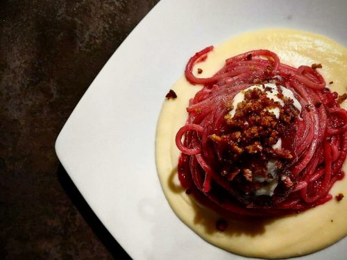 Spaghetti con rapa rossa, guanciale e crema di formaggio