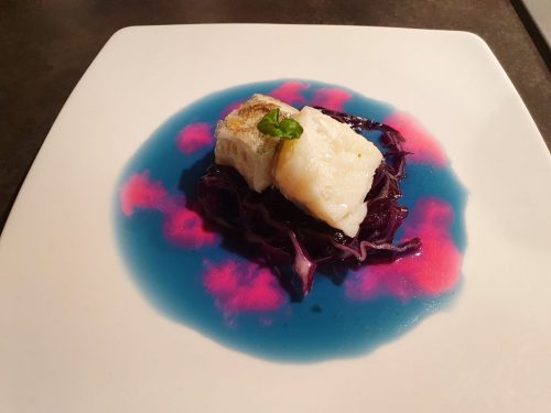 Baccalà in olio cottura su cavolo viola croccante e brodo blu di “Mago Merlino”