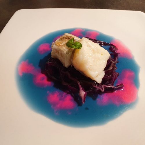 Baccalà in olio cottura su cavolo viola croccante e brodo blu di “Mago Merlino”