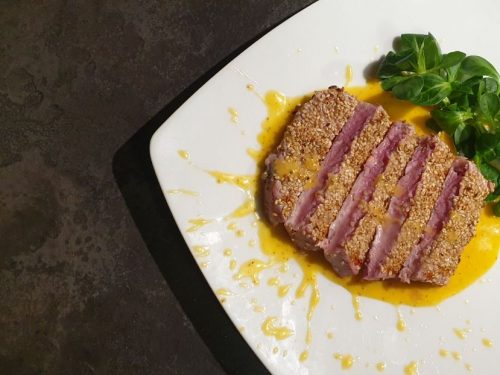 Cotto-crudo di tonno al sesamo integrale su salsa di agrumi e valeriana