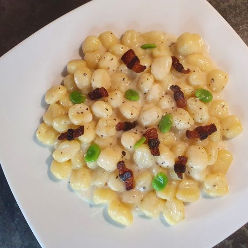 Gnocchetti cacio e pepe, fave e guanciale