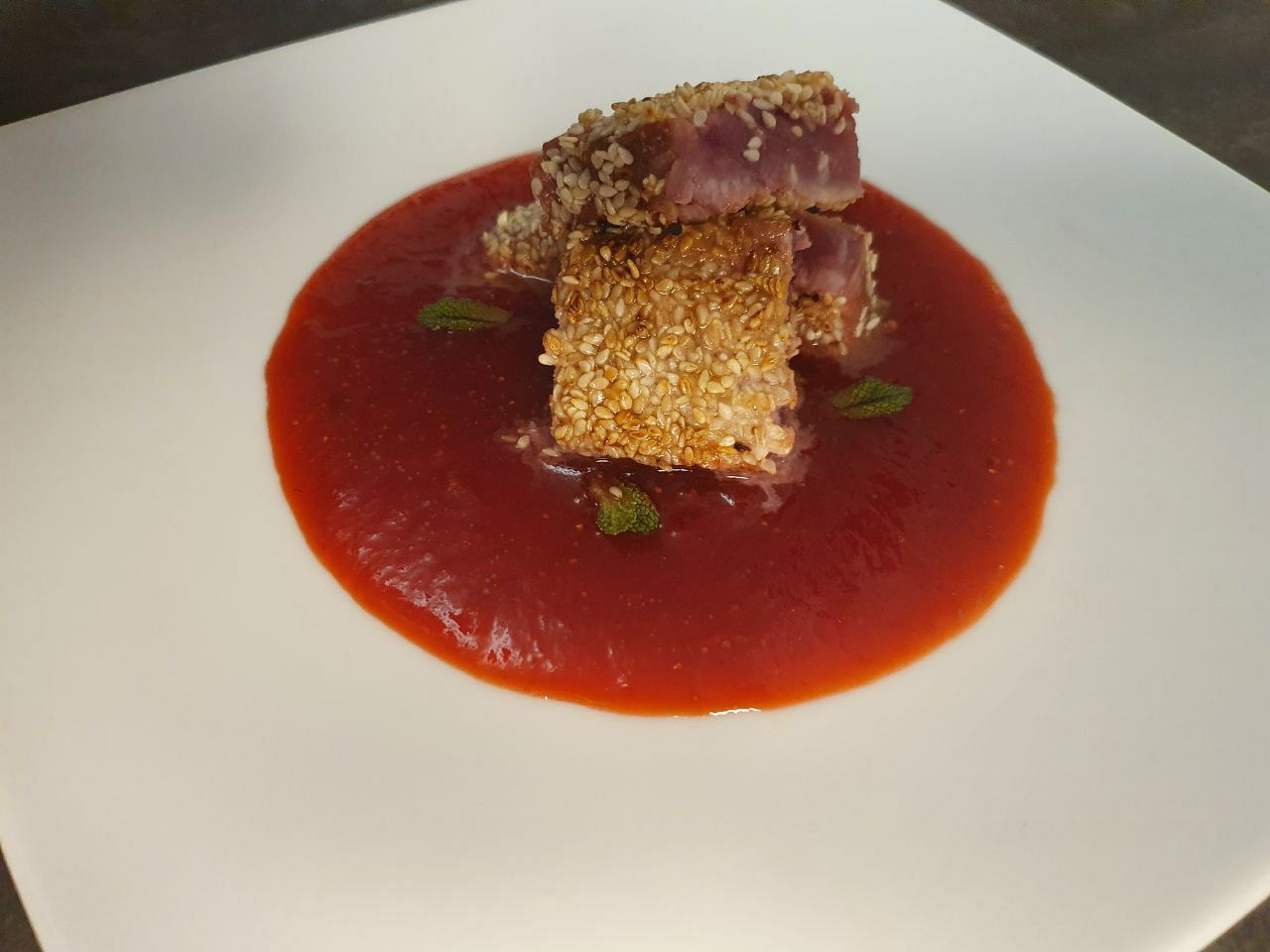 Tonno al sesamo con coulis di fragole