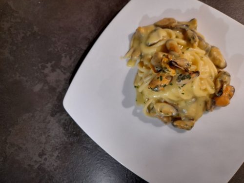 Bucatini con cozze e crema di patate al profumo di limone