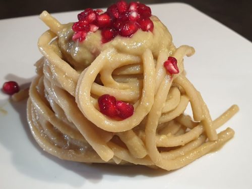 Bucatini alla crema di avocado e melagrana