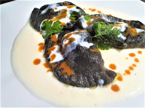 Ravioli al nero di seppia su crema di bufala