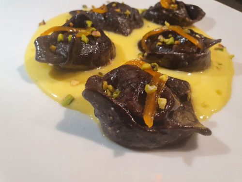 Tortellini di rose al cacao ripieni al pistacchio