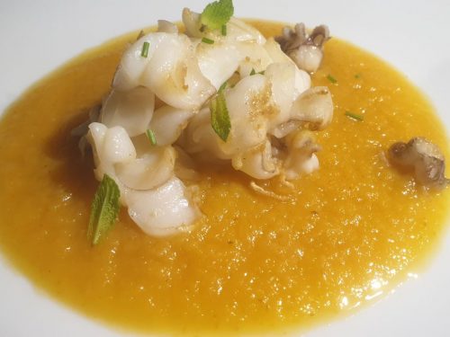 Seppia arrostita e marinata con vellutata di pomodori gialli