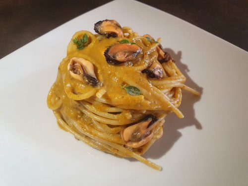 Spaghettoni alle cozze e fiori di zucca