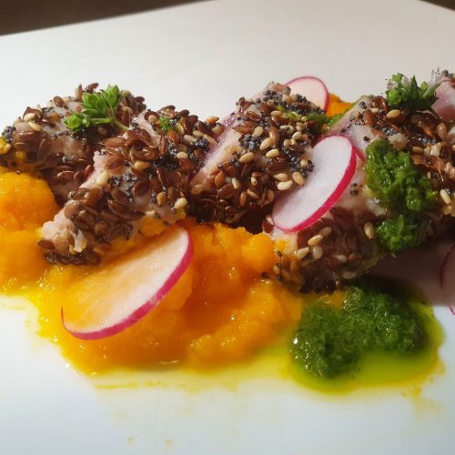 Tataki di tonno, crema di carote allo zenzero, salsa chimichurri e ravanello