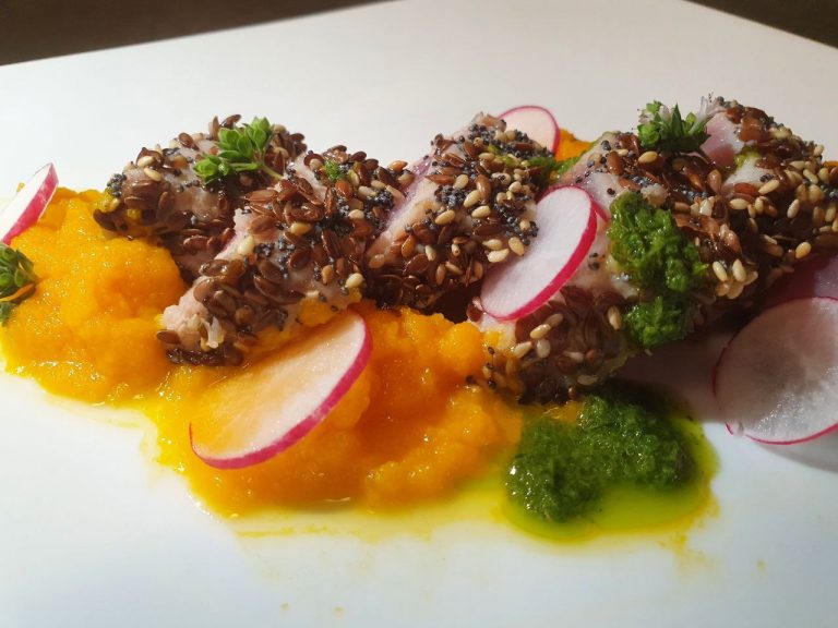 Tataki di tonno, crema di carote allo zenzero, salsa chimichurri e ravanello