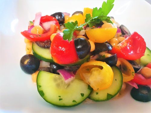 Insalata di ceci con olive, pomodorini, cetriolo e miele