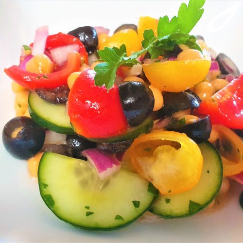 Insalata di ceci con olive, pomodorini, cetriolo e miele