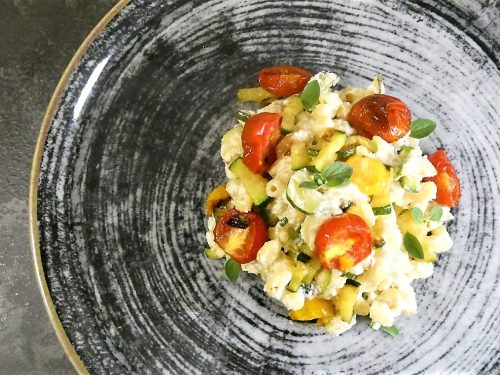 Cavatappi con ricotta, zucchine e pomodorini confit