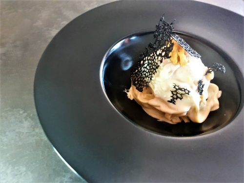 Tagliatelle al limone con crema di salmone e corallo al nero di seppia