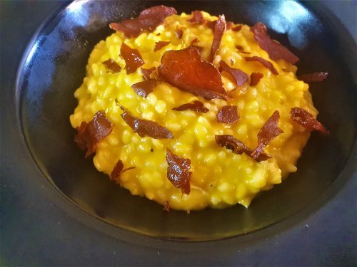 Risotto con zucca, gorgonzola e speck croccante