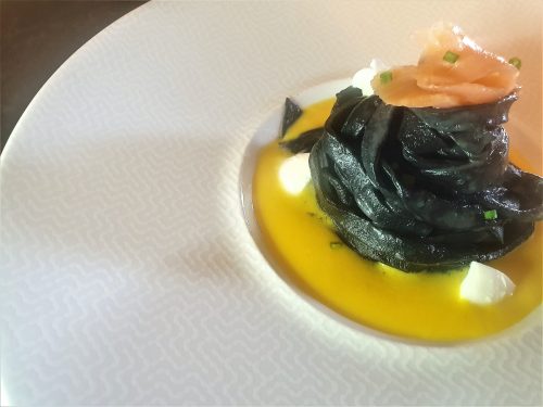 Fettuccine al carbone vegetale con crema di bufala allo zafferano e salmone
