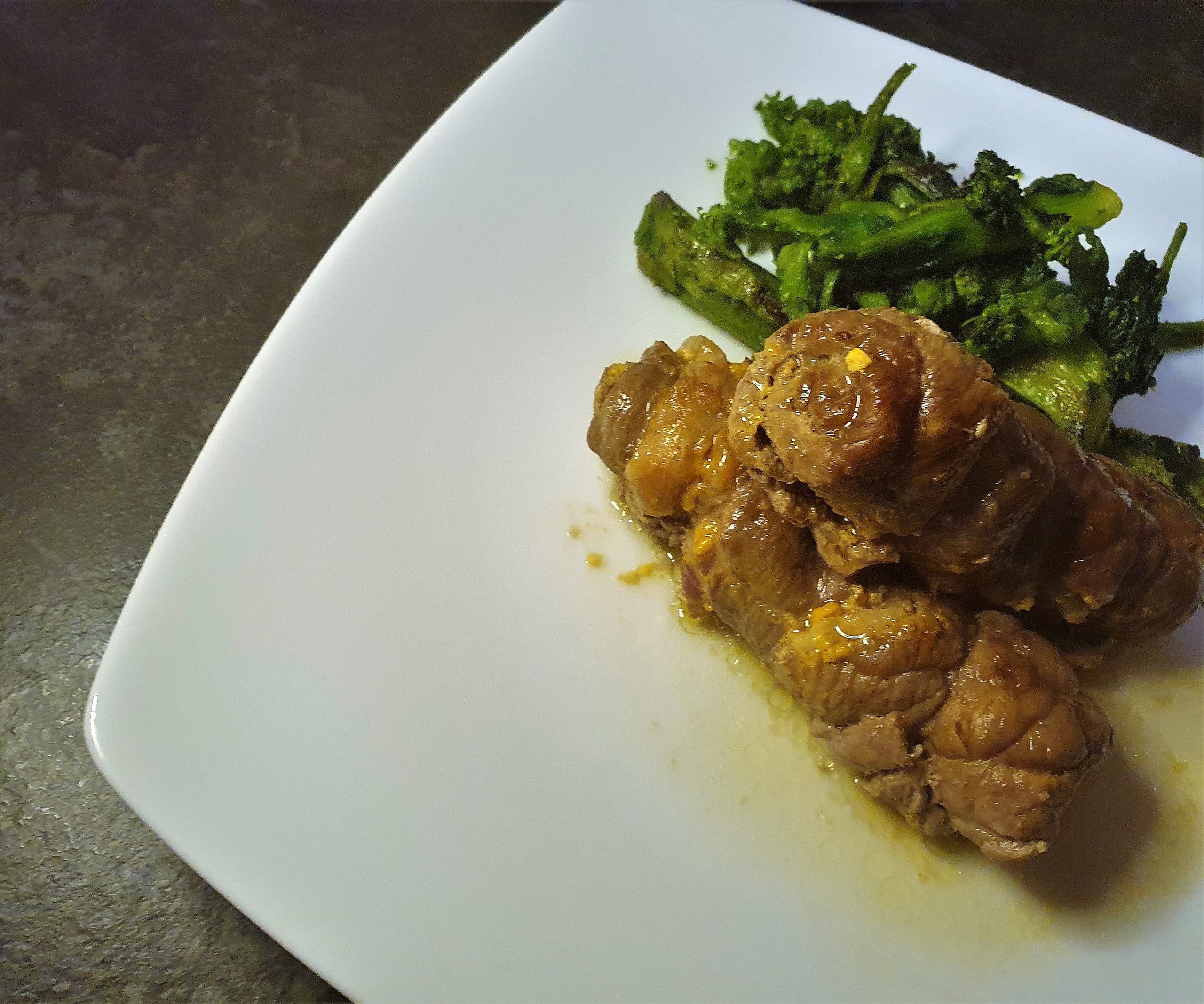 Involtini di vitello con pancetta, lardo e salsa Bourguignonne al cartoccio