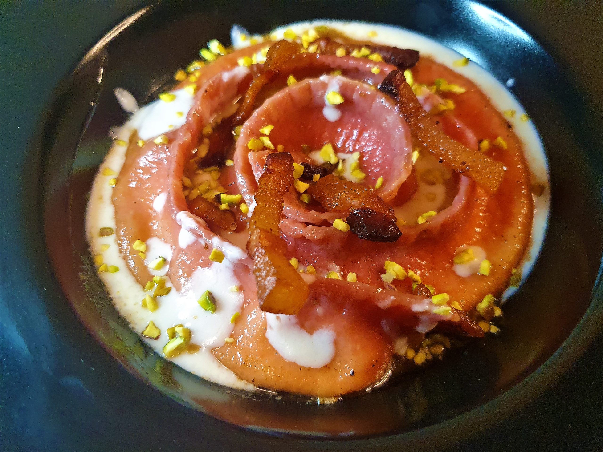 Pappardella di rapa rossa ripiena, guanciale e granella di pistacchio