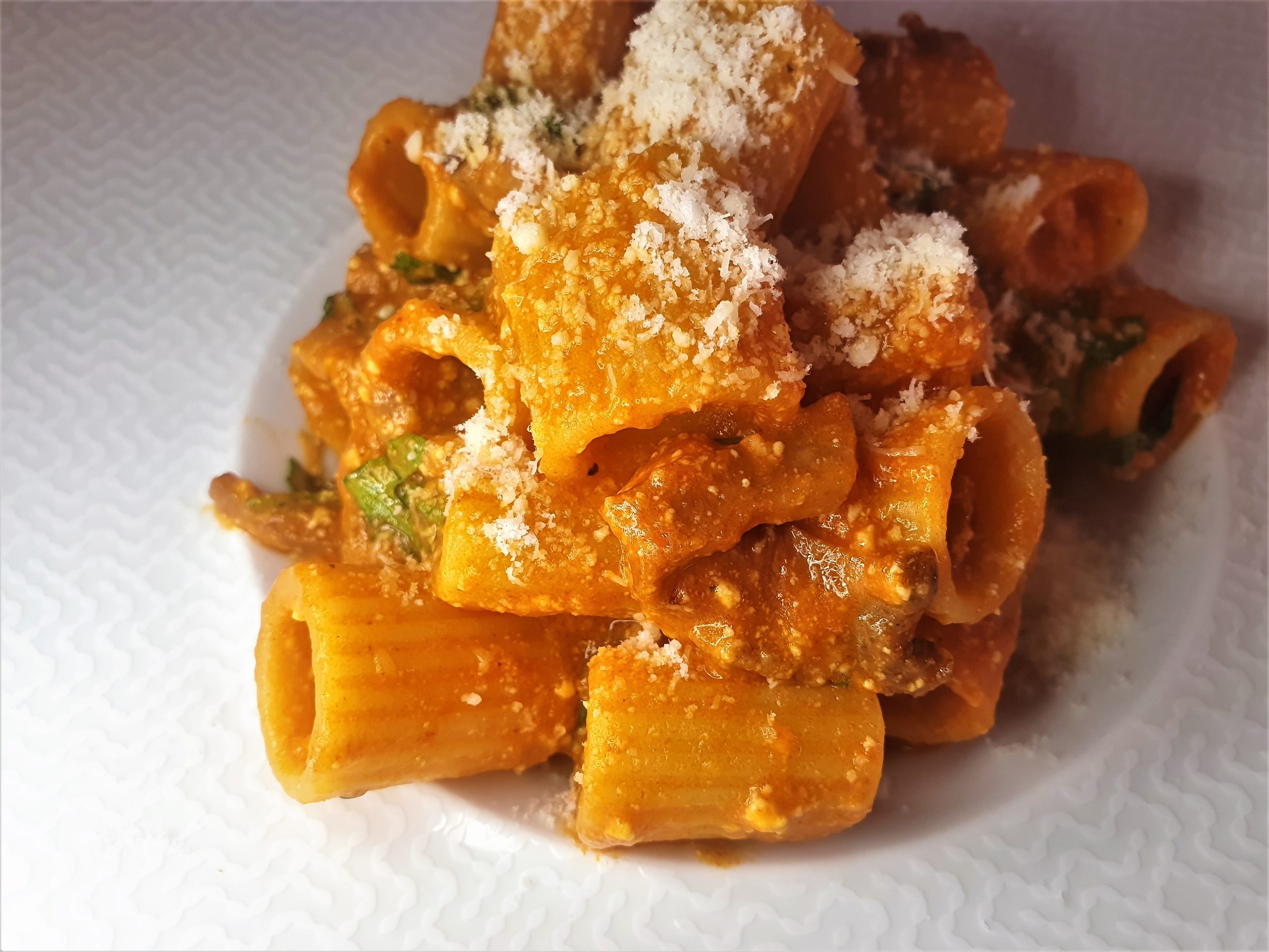 Mezze maniche con camoscio d’oro, salsiccia, guanciale e rucola